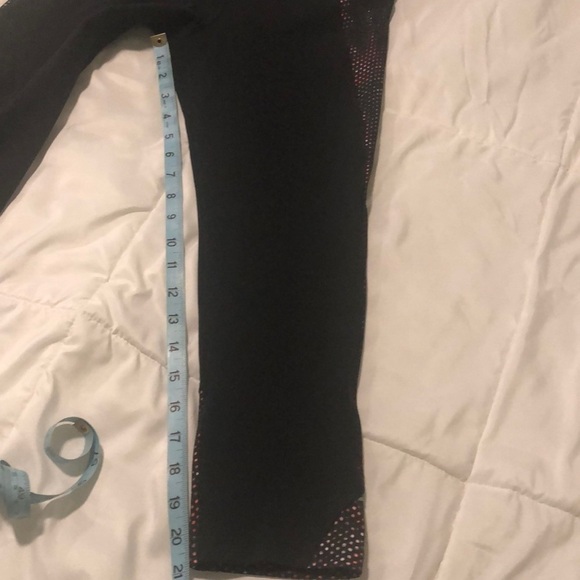 Express Capri leggings in black with side pattern - Picture 3 of 6